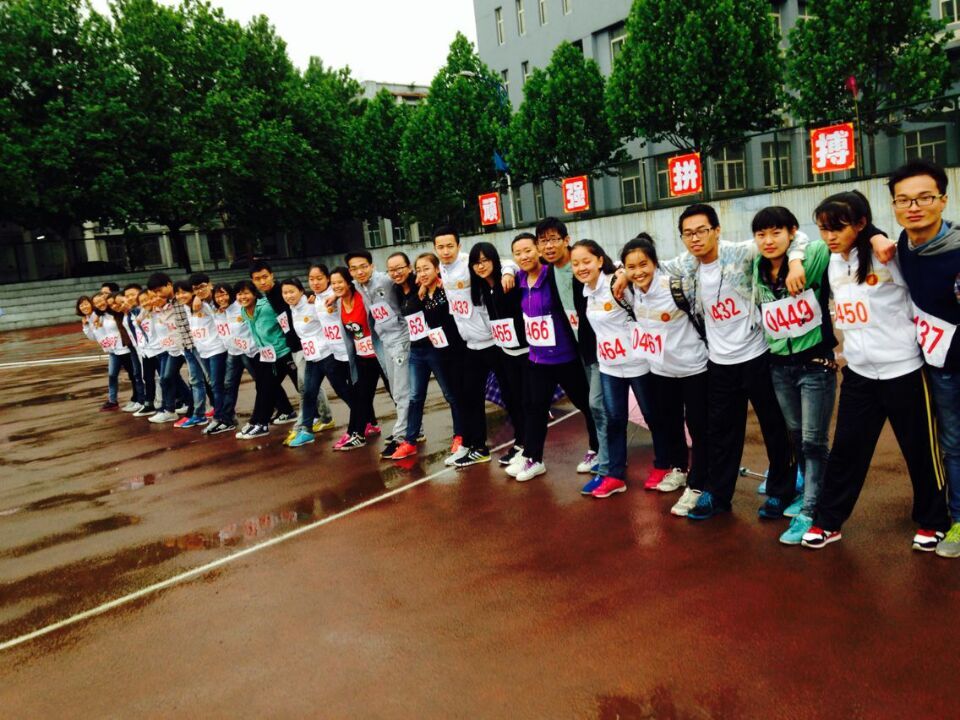 30人齐心协力跑