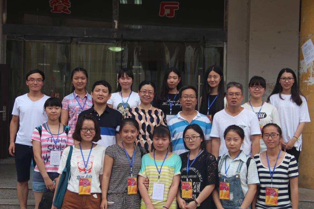 院领导与服务党员合影