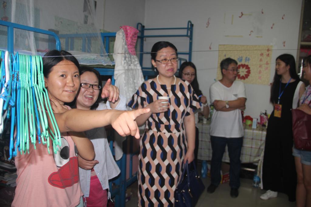 院领导与毕业生亲切交谈