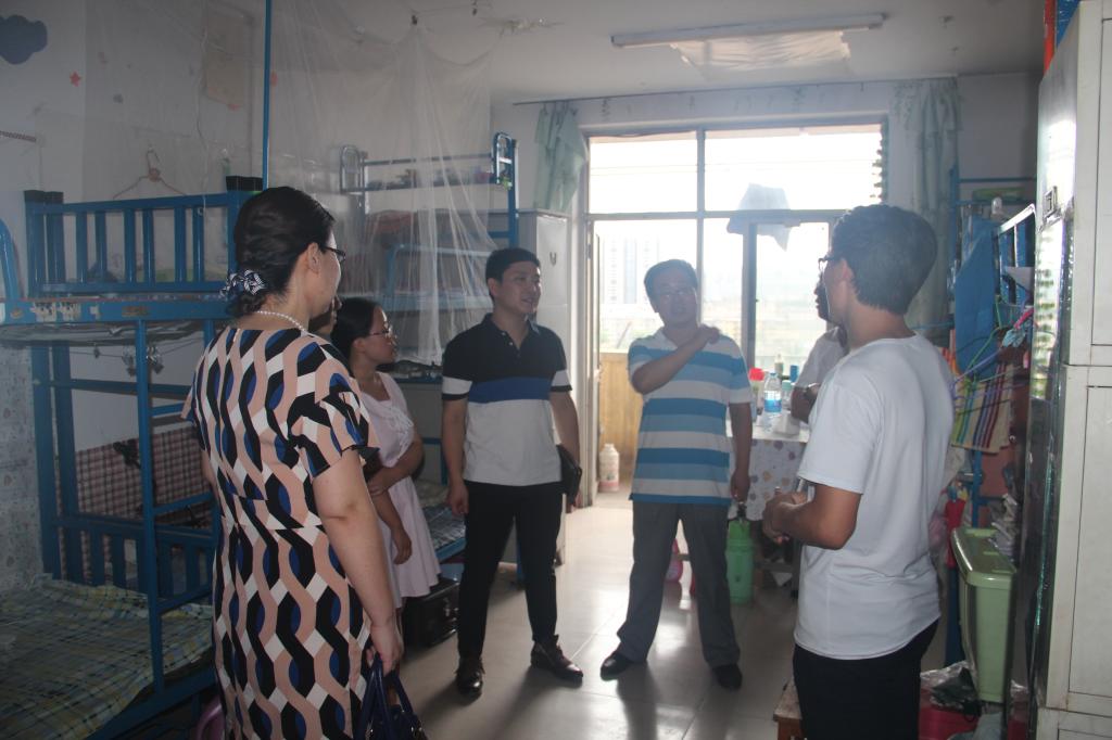 院领导询问毕业生的就业、学习状况